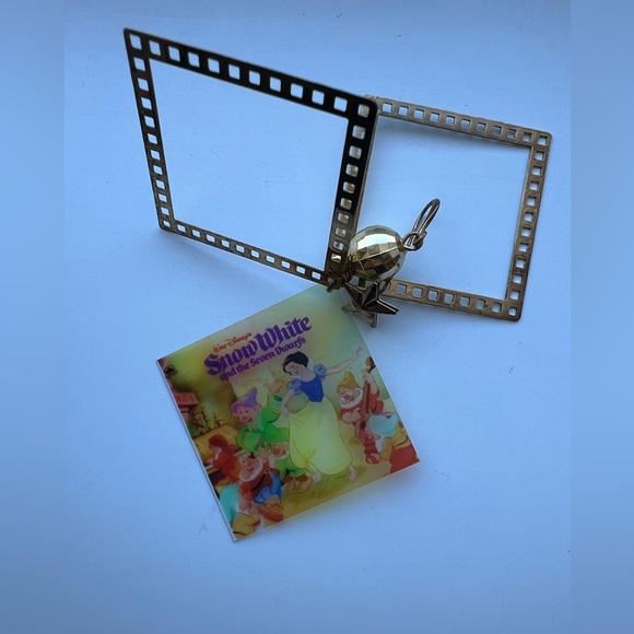 Disney Snow White dangling film earring - Picture 2 of 5